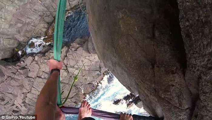 澳洲塔斯马尼亚极限运动员30米高空踩绳玩命,险失足堕崖