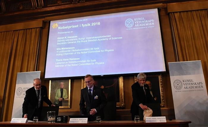 大批记者在宣布结果现场等候。