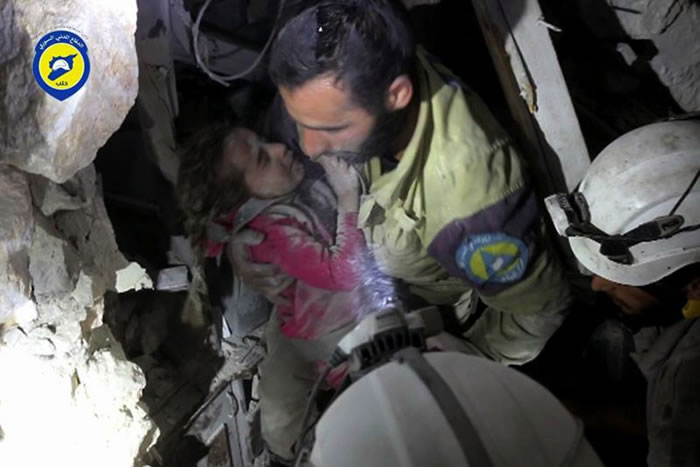 白头盔的身影成为民众的希望。