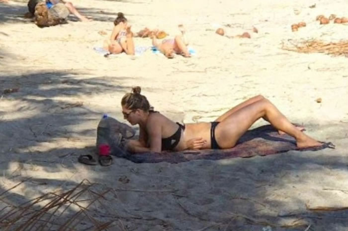 甚至还有沙滩美女,不过美女的拼接痕迹十分明显。