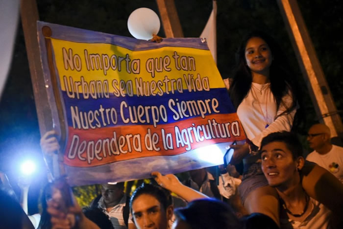 哥伦比亚民众日前上街,争取和平结束内战。