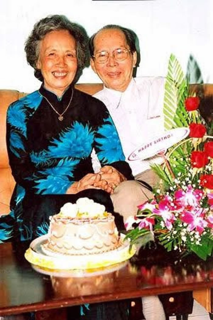 郑氏午77岁生日时与丈夫合影。