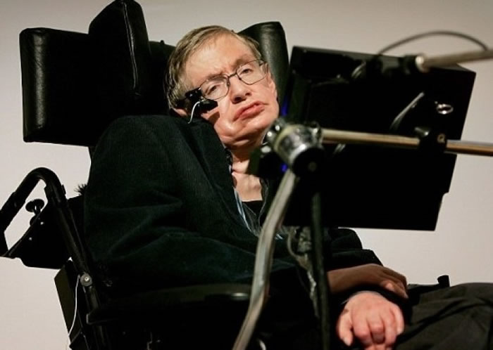 霍金(图)认为人类应移居其他星球。