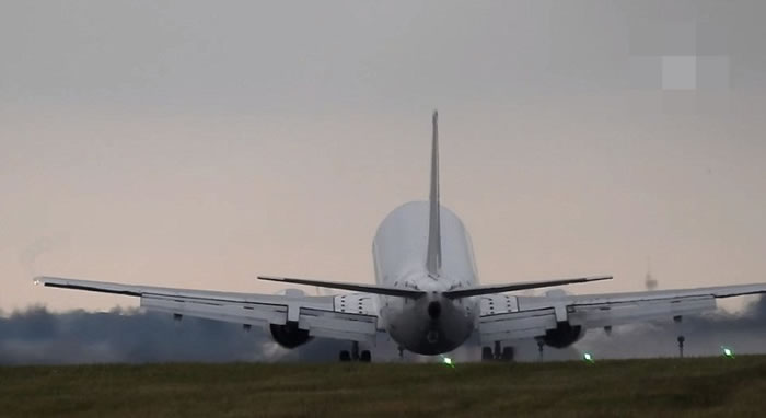 客机最终成功降落。