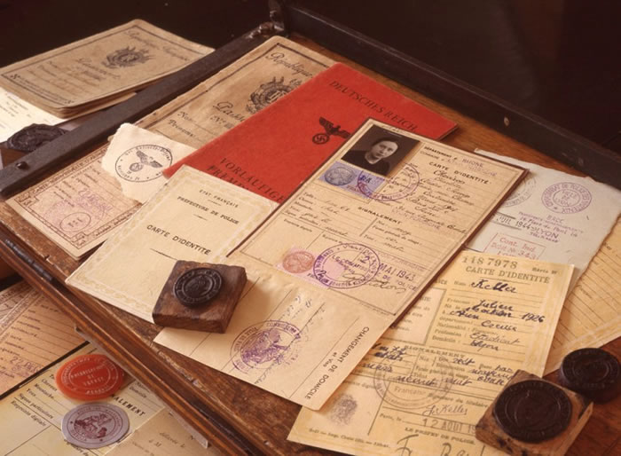 卡明斯基伪造的文件,包括自己的一份(右下)。