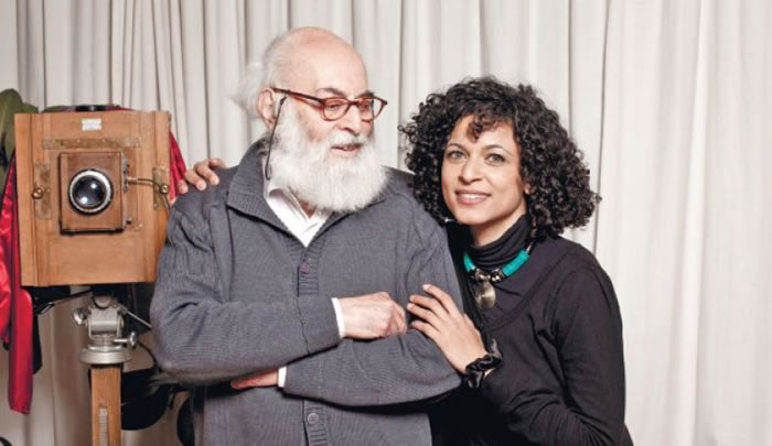 莎拉(右)为父亲写自传,才详细得悉老爹的“历史”。