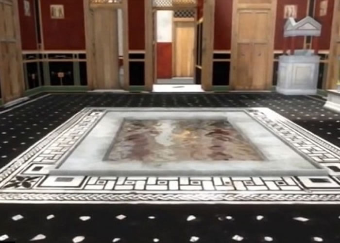 水池四周铺满马赛克瓷砖。