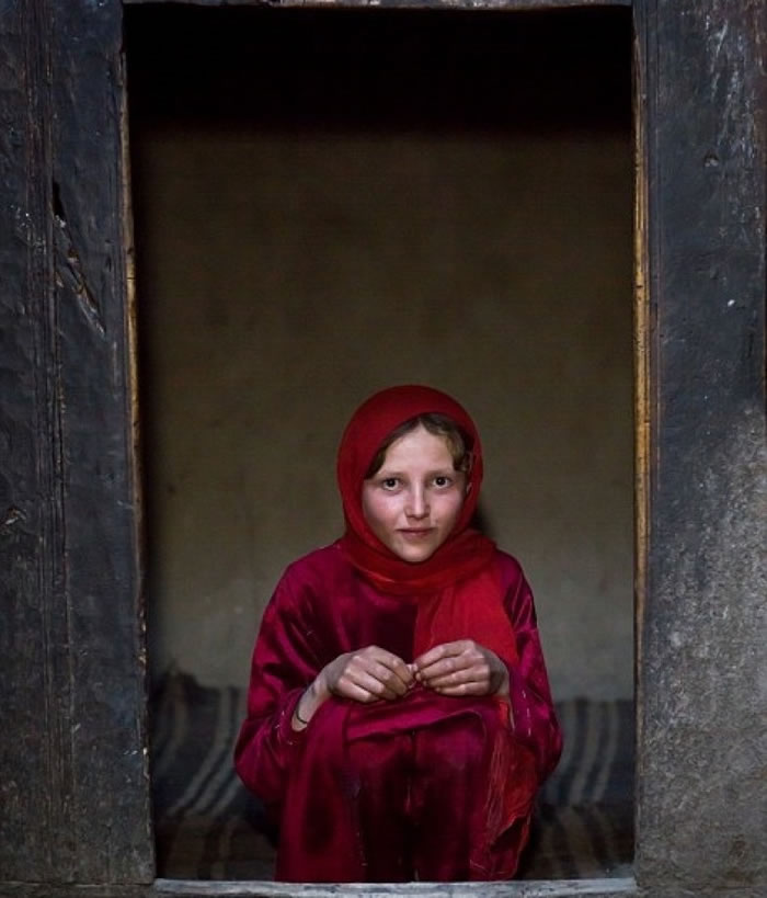 ��Ů���Ϻ�ɫ���Ρ�