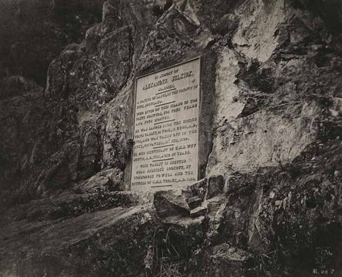 一面纪念赛尔科客漂流荒岛的石碑。 PHOTOGRAPH BY HARRIET CHALMERS ADAMS, NATIONAL GEOGRAPHIC CREAT