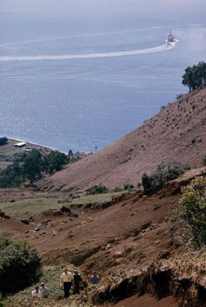 游客们正走在鲁宾逊克鲁索岛上的著名景点El Yunque。 PHOTOGRAPH BY GEORGE F. MOBLEY, NATIONAL GEOGRAPHI
