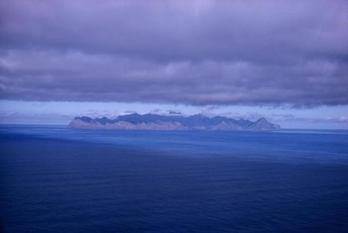 赛尔科克在1704年时被困在一座名为Más a Tierra的荒岛上。智利政府在1966年将该岛改命名为「鲁宾逊克鲁索岛(Robinson Crusoe Isl