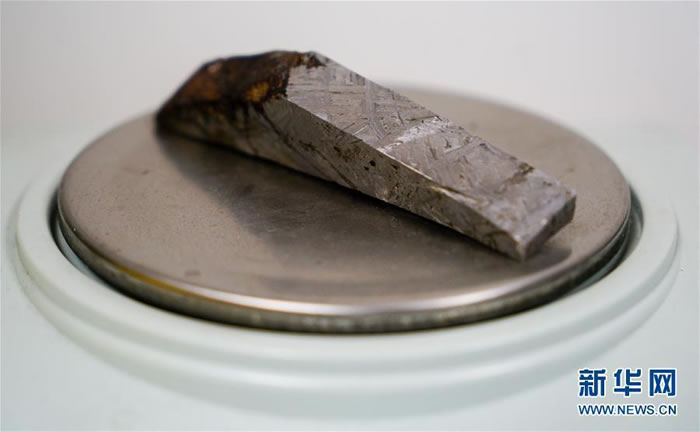 这是10月13日拍摄的2011年在新疆阿勒泰小东沟地区发现的5吨重特大铁陨石乌希里克的切片。