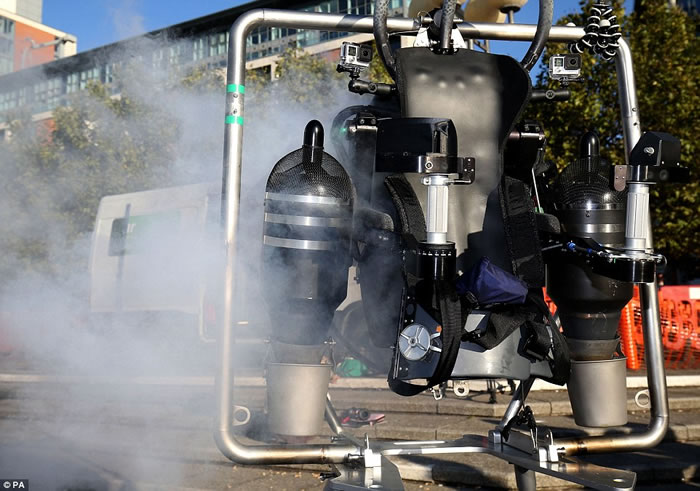 JetPack Aviation��˾��Ӣ��̩��ʿ���Ͽճɹ��Է������͵�JB-10�������䱳��
