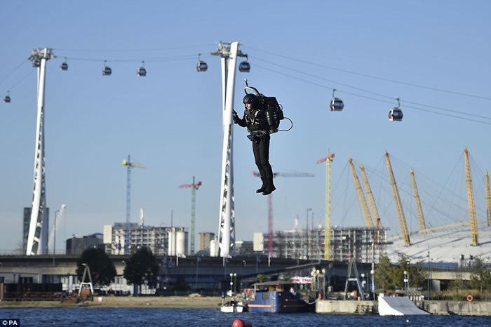 JetPack Aviation��˾��Ӣ��̩��ʿ���Ͽճɹ��Է������͵�JB-10�������䱳��