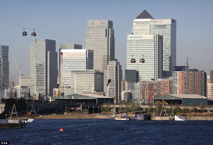 JetPack Aviation��˾��Ӣ��̩��ʿ���Ͽճɹ��Է������͵�JB-10�������䱳��