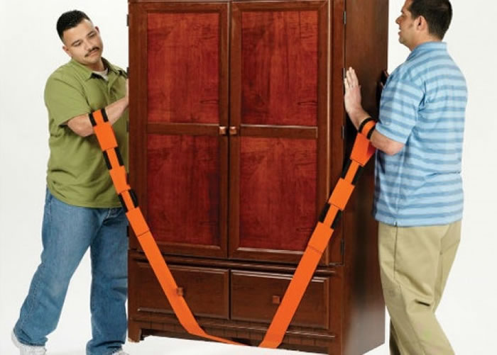 用家分别穿上可调节长度的肩带,轻松抬起重物。