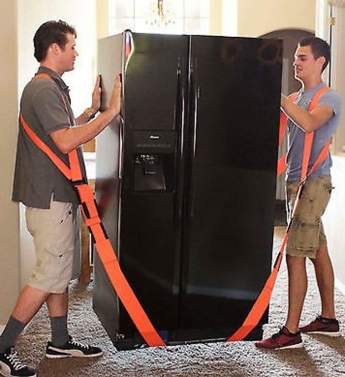 搬运大型重物极为讲究技巧。