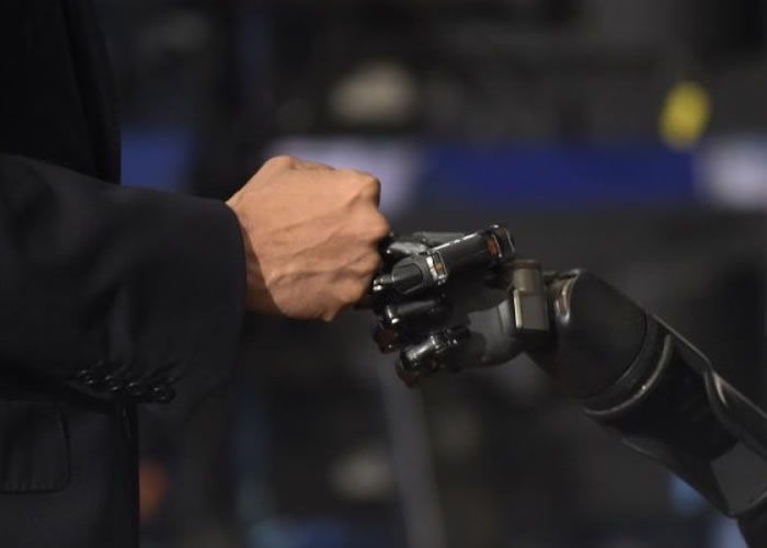 ͸��˼����ƵĻ�е�ֱۣ���ʹ̱������ʰ�����ĸо���