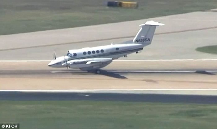 美国小型客机起落架故障 靠机鼻贴地滑行降落