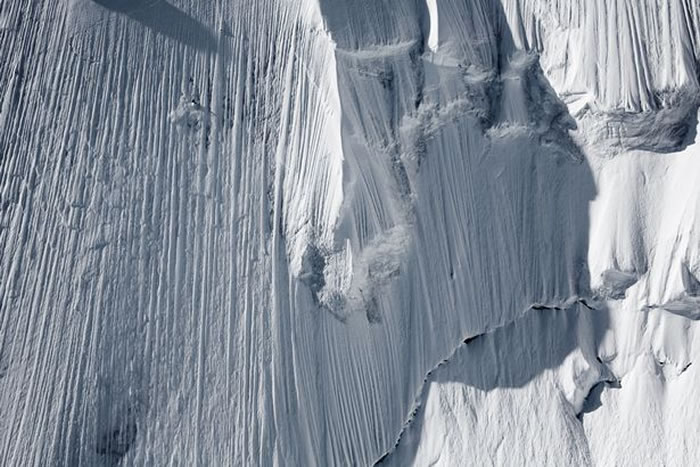 瑞士极限滑雪手Jeremie Heitz在接近垂直的阿尔卑斯山脉高峰向下滑
