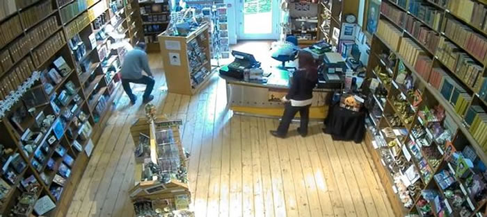 英国德文郡托基博物馆闹鬼 书架上的宣传单自己掉下来