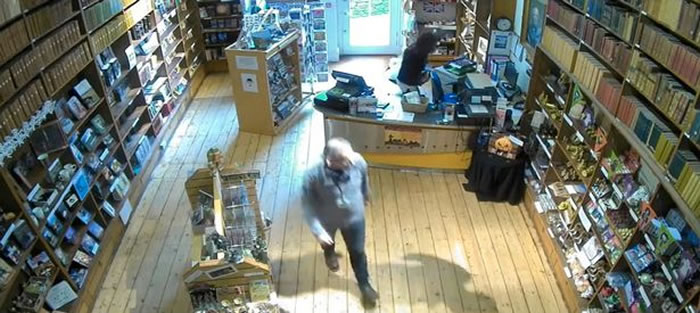 英国德文郡托基博物馆闹鬼 书架上的宣传单自己掉下来