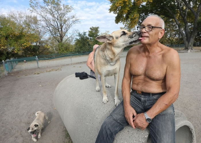 不少饲养宠物的人,都喜欢与宠物有“肌肤之亲”,但要小心感染病毒。