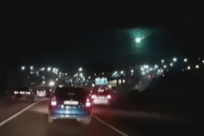 俄罗斯夜空惊现绿色发光球落在西伯利亚贝加尔湖附近 或是猎户座流星雨