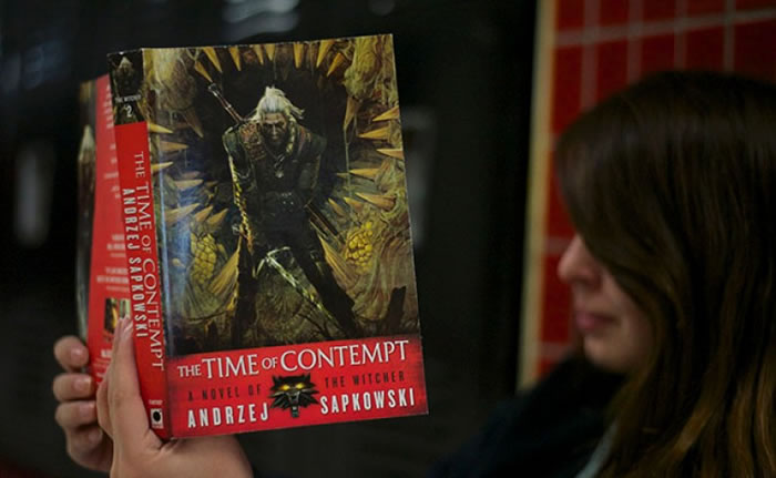 新版的《猎魔士》小说以电子游戏的主角造型为封面。