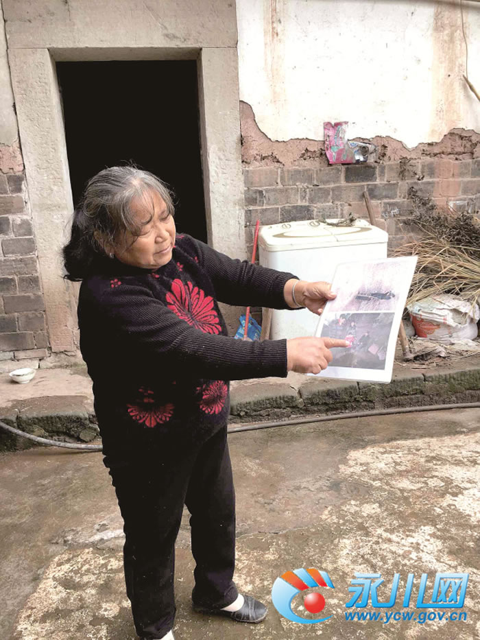 吴先琼指着照片上的老伴,回忆和老伴一起守护恐龙化石的往事。