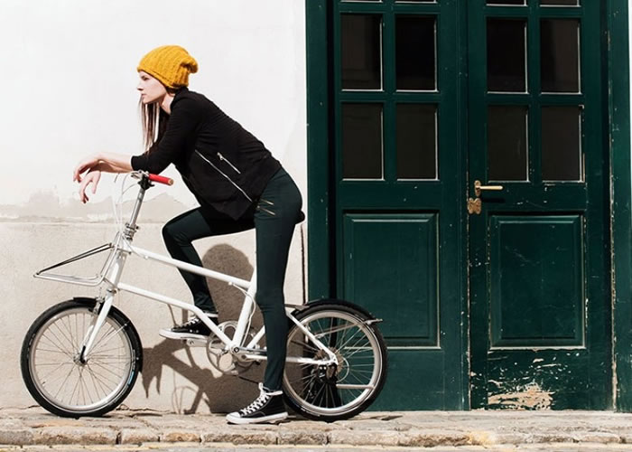 奥地利推出自行充电折合电动单车,环保又方便。