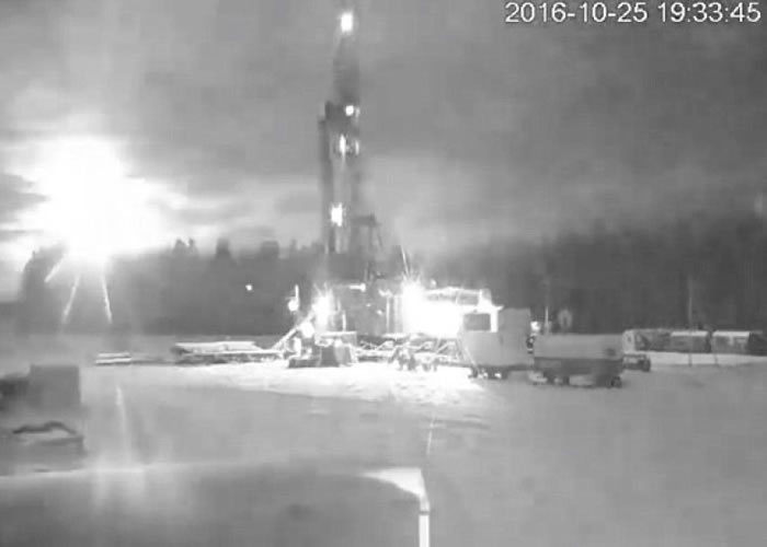 夜空中出现一阵强烈闪光。