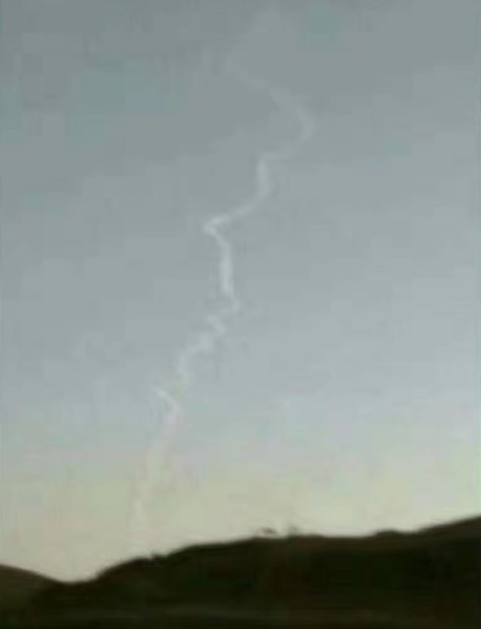 当地民众在发现坠落物体前,曾拍到长征十一号火箭发射升空的情况。