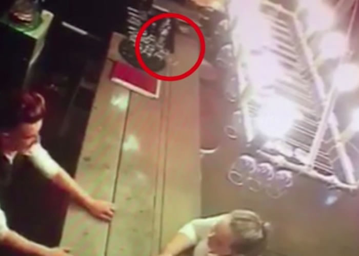 英国西约克郡酒吧发生灵异事件:酒杯自己倒下