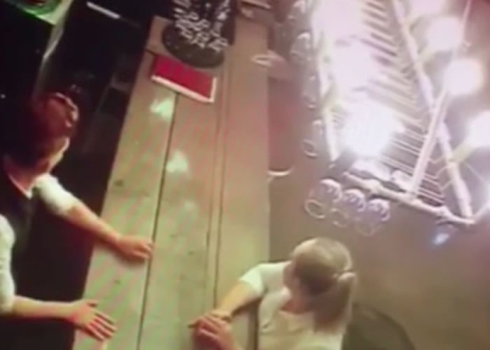 英国西约克郡酒吧发生灵异事件:酒杯自己倒下