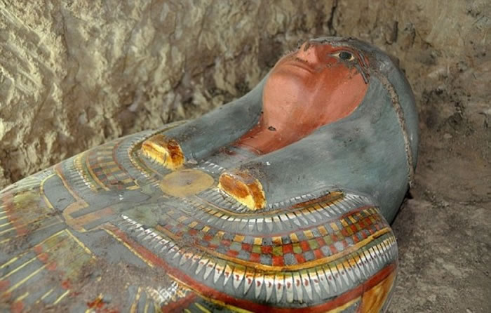 木棺用了许多古埃及五颜六色的宗教标志作装饰。