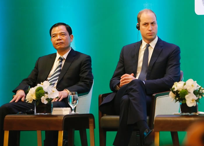 威廉王子(右)与阮春强等出席会议。
