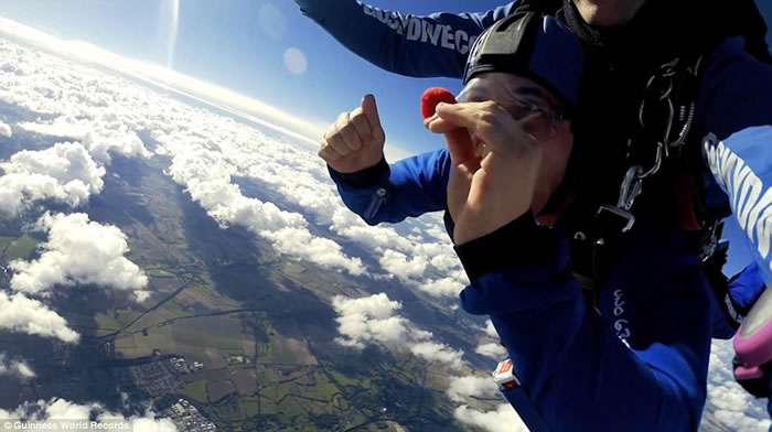 空中跳伞玩魔术。