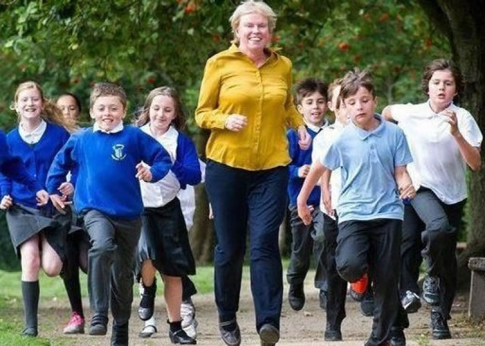 研究指英国儿童常久坐,体育活动比例低。