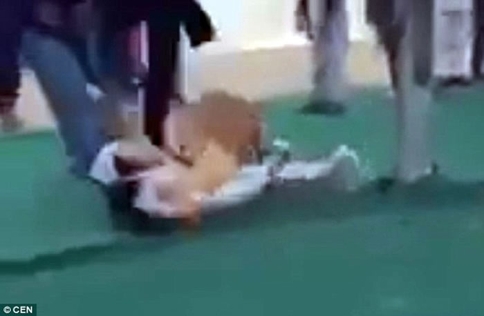 ɳ�ذ������м�һֻѵ�������ϻ�ͻȻ����һ���Թ�Ůͯ