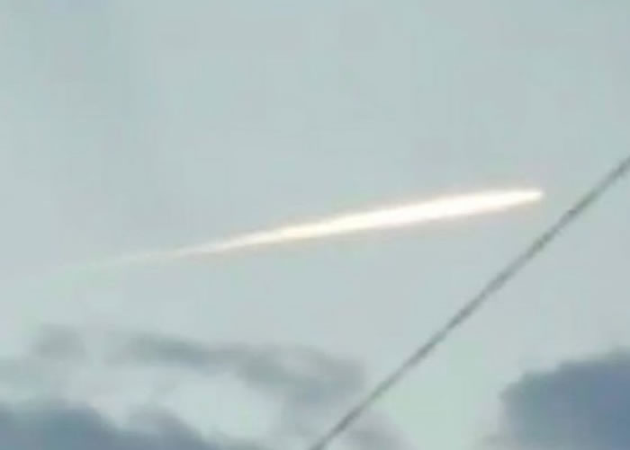 日本福岛县海域发生地震后疑拍到陨石坠落