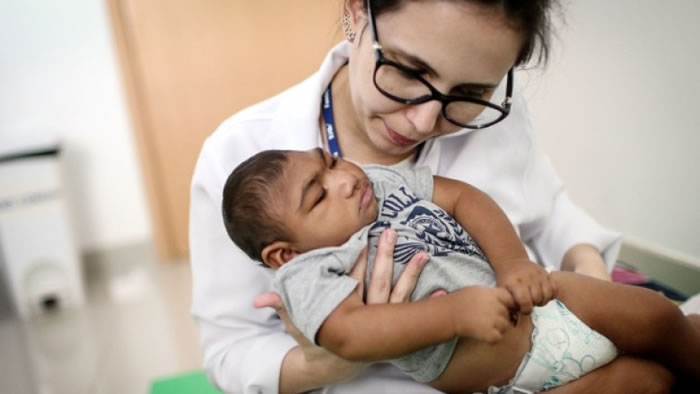 �и���կ��������Ⱦ�����ӳ���ʱδ��һ����֪�н������⡣ͼΪ����Ůҽ��Ϊһ��Сͷ֢Ӥ�����������ơ�