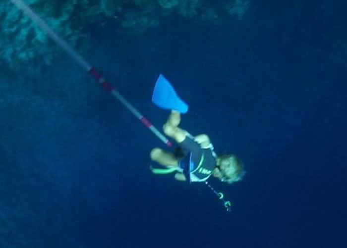 阿福纳谢夫(图)潜下水底。