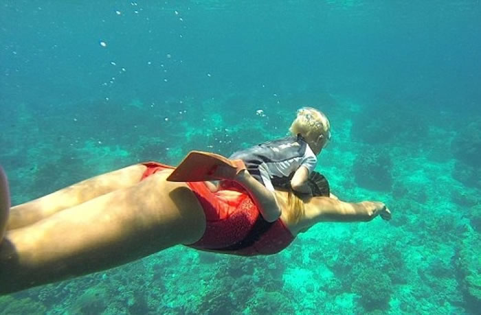 阿福纳谢夫抓着妈妈的背在水中畅泳。