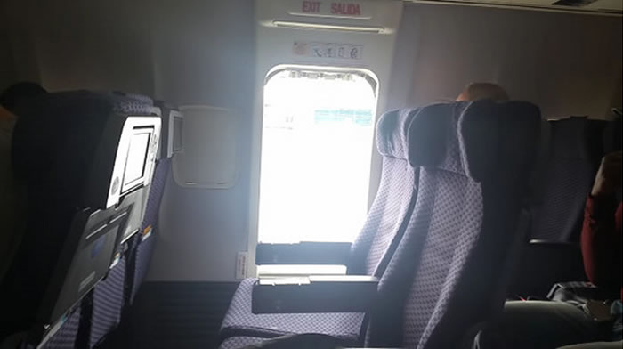 Ů��ͻȻ���������������ߣ����´�㵳˿͵ȴ������ǻ����顣