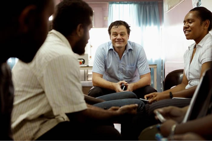 肯道尔和他学生在巴布亚新几内亚的莫勒斯比港医院(Port Moresby Hospital)谈话。 PHOTOGRAPH BY JULIAN KINGMA, R