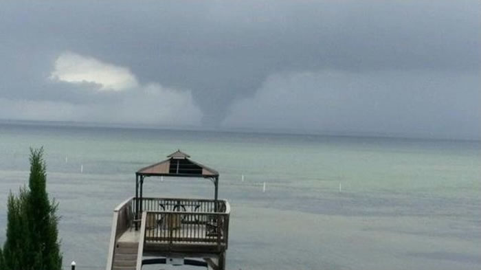 美国佛罗里达州对开海岸接连出现两个水龙卷