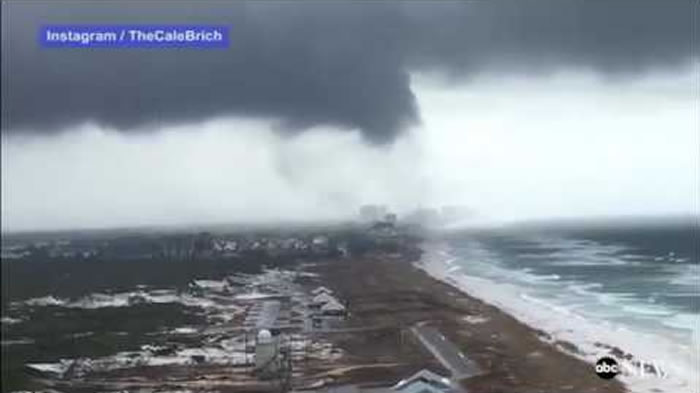 美国佛罗里达州对开海岸接连出现两个水龙卷