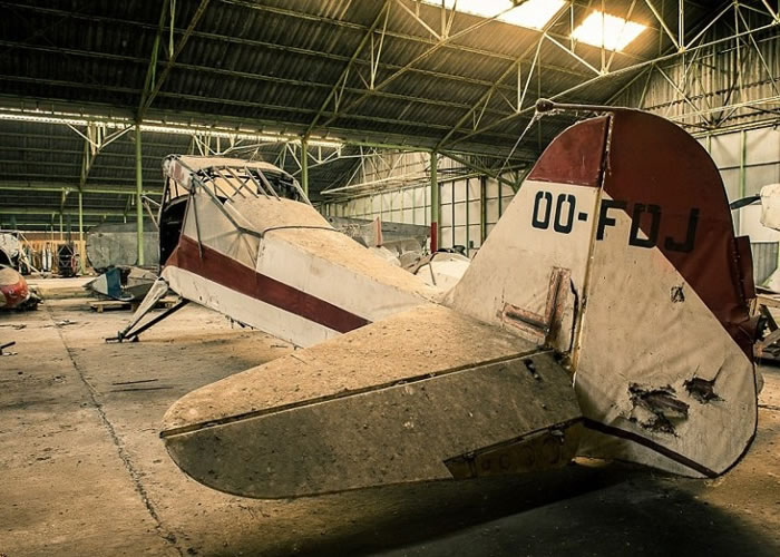 伯尼尔无意中发现废弃的机库。