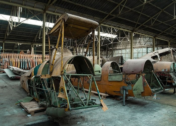 废弃的机库停放了飞机、机翼和引擎等零件。